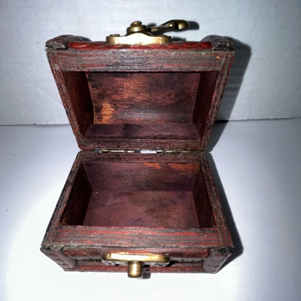 Red Wood Latching Jewelry Trinket Mini Chest 3”x2” Paisley Pattern
